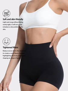Gros plan du short de yoga sans couture noir à taille haute montrant le gainage abdominal