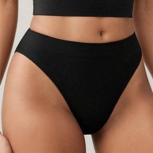 Perizoma nero senza cuciture a costine da donna con taglio alto e tessuto elasticizzato