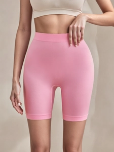 Texture tricotée détaillée du short de sport rose sans couture à taille haute