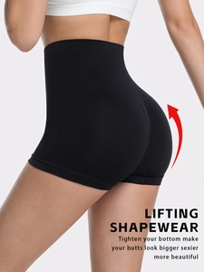 Vue détaillée du short gainant taille haute soulignant l'effet lifting des fesses
