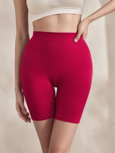 Détail du short de sécurité sans couture taille haute rose rouge en tissu élastique