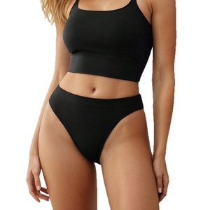 Set perizoma senza cuciture in cotone a coste da donna con top sportivo nero e slip basso