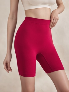 Détail du short sculptant sans couture taille haute rose rouge avec taille côtelée