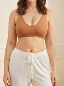 Bralette senza cuciture con scollo a V color caramello con spalline sottili e traspiranti