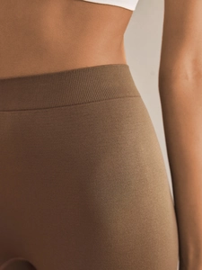 Détail de la taille haute côtelée sans couture sur un short de sécurité marron café