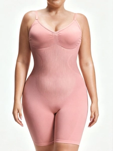Détail du body sculptant rose sans couture avec texture gainante et design à col en V