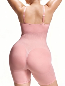 Détail arrière d'un body gainant rose montrant l'effet ventre plat et lifting des fesses
