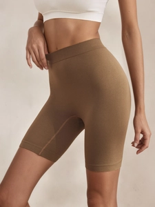 Détail du tissu extensible du short de yoga marron sans couture à taille haute gainante