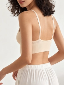 Vue détaillée du dos d'un soutien-gorge sans couture beige à fines bretelles et tissu côtelé