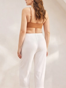 Vista posteriore del bralette marrone senza cuciture e pantaloni bianchi a coste comodi