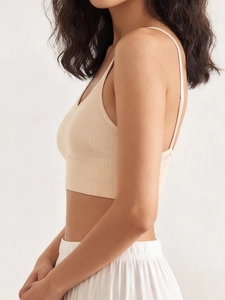 Détail du soutien-gorge de yoga sans couture beige avec texture côtelée et bretelles