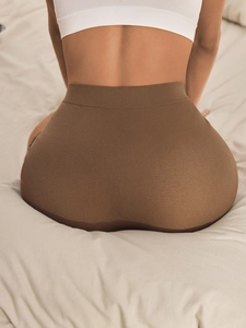 Vue arrière du short de sécurité en tricot marron sans couture avec taille haute côtelée