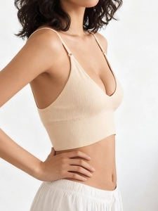 Gros plan sur la brassière beige sans couture avec bretelles réglables et tissu côtelé