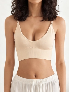 Gros plan sur la brassière beige sans couture avec texture côtelée et fines bretelles