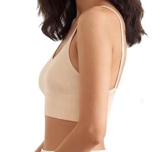 Soutien-gorge de yoga beige côtelé sans couture avec fines bretelles et col en V