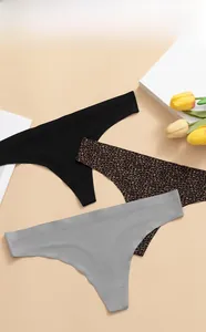 Set di tre perizomi senza cuciture in nero, grigio e con stampa leopardata