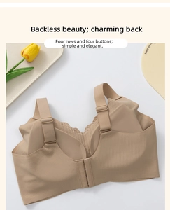 Dettaglio del reggiseno in pizzo color carne con ampia chiusura posteriore a quattro file
