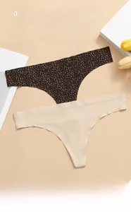 Dettaglio del set perizoma senza cuciture con stampa leopardata e colore beige nudo