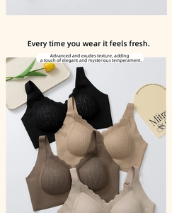 Dettaglio di reggiseno senza cuciture in pizzo con trama ondulata e spalline larghe