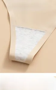 Dettaglio della fodera in cotone antibatterico senza cuciture su slip in seta beige