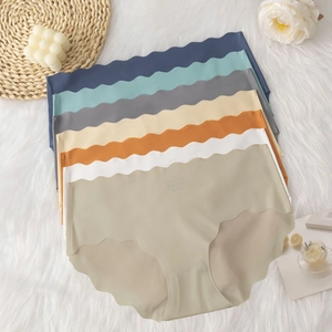 Dettaglio di slip in seta di ghiaccio senza cuciture multicolore con eleganti bordi a onde