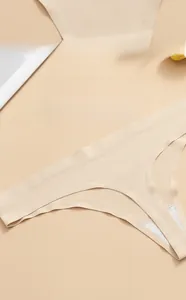 Dettaglio degli slip beige senza cuciture in seta di ghiaccio con fodera in cotone morbido