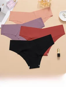 Detail von vier nahtlosen Eisseiden-Slips mit V-Schnitt und Laser-Cut-Kanten