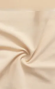 Dettaglio macro del tessuto in seta di ghiaccio traspirante beige con trama morbida