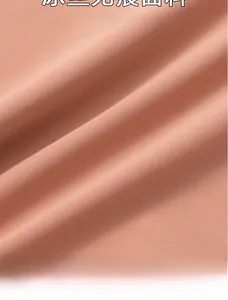 Detaillierte Makroansicht von nahtlosem Eisseidenstoff in Korallenorange mit seidiger Textur
