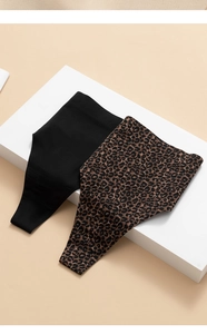 Dettagli di due fasce elastiche larghe in nero tinta unita e stampa leopardata classica