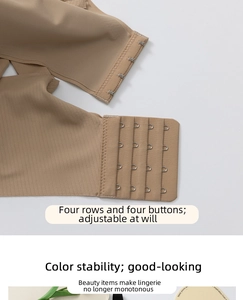 Dettaglio del reggiseno senza cuciture color cammello con chiusura a quattro file di ganci