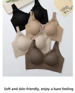 Dettaglio di quattro reggiseni senza cuciture in toni neutri con bordi a conchiglia e tessuto morbido
