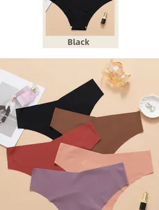 Detail von nahtlosen Eisseide-Slips in fünf Farben auf einem ästhetischen Hintergrund