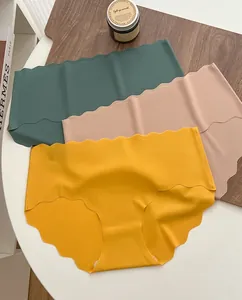 Seamless ice silk panties set with wave-cut edges in green, pink, and yellow colors