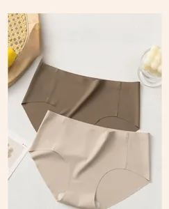 Details von nahtlosen Ripp-Slips in Kaffee und Beige mit lasergeschnittenen Kanten