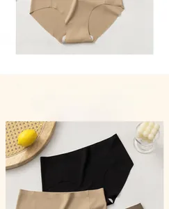 Detail von nahtlosem Ripp-Eisseidenstoff und hautfarbenen Slips in einer Lifestyle-Umgebung