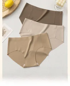 Nahaufnahme von nahtlosen Rippstrick-Slips in Kaffee und Beige auf einem Holztablett