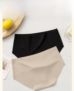 Detailansicht nahtloser High-Waist-Slips in Schwarz und Beige mit weicher Rippstruktur