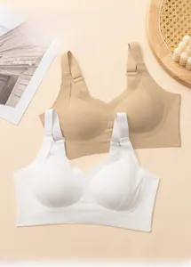 Détail de soutiens-gorge sans coutures ni armatures en blanc et beige avec maille texturée