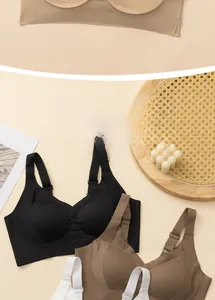Détail de soutiens-gorge sans couture respirants en noir, marron et beige sur fond chaud