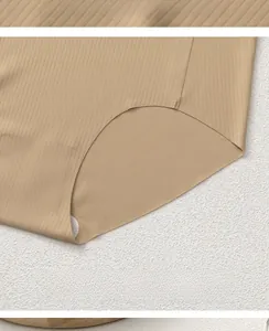 Detail der nahtlosen khakifarbenen Unterwäsche mit vertikaler Rippenstruktur und Lasercut