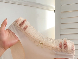 Dettaglio dell'elastico in pizzo floreale e del tessuto in seta di ghiaccio dello slip