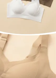 Détails des bonnets 3D et de la structure de soutien en W sur le soutien-gorge côtelé sans armatures