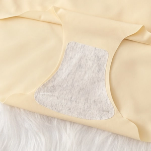 Seamless low-rise women's panties with breathable cotton crotch and wavy laser-cut edges