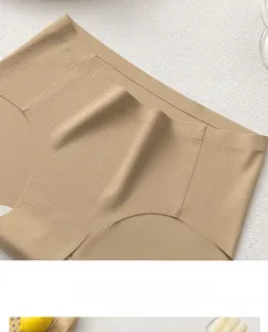 Nahaufnahme des hochelastischen nahtlosen Bunds mit Rippstruktur in Nude-Beige