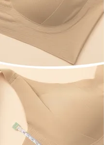 Détail d'un soutien-gorge nude sans couture avec tissu côtelé et côtés larges galbants