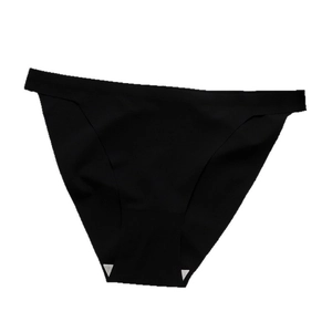 Seamless black thong for women made of breathable ribbed ice silk fabric