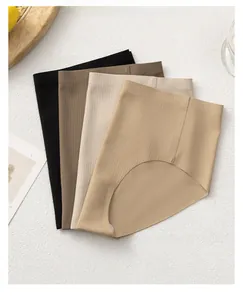 Detail von vier nahtlosen Rippstrick-Slips in Schwarz, Kaffee, Beige und Nudetönen