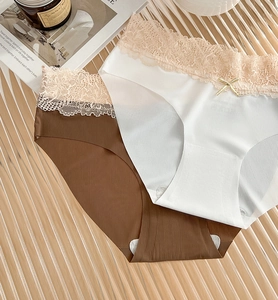 Dettaglio di slip a costine senza cuciture con pizzo ciglia elegante e fiocchetto