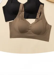 Détail de soutiens-gorge sans couture noir et marron avec larges bretelles confort